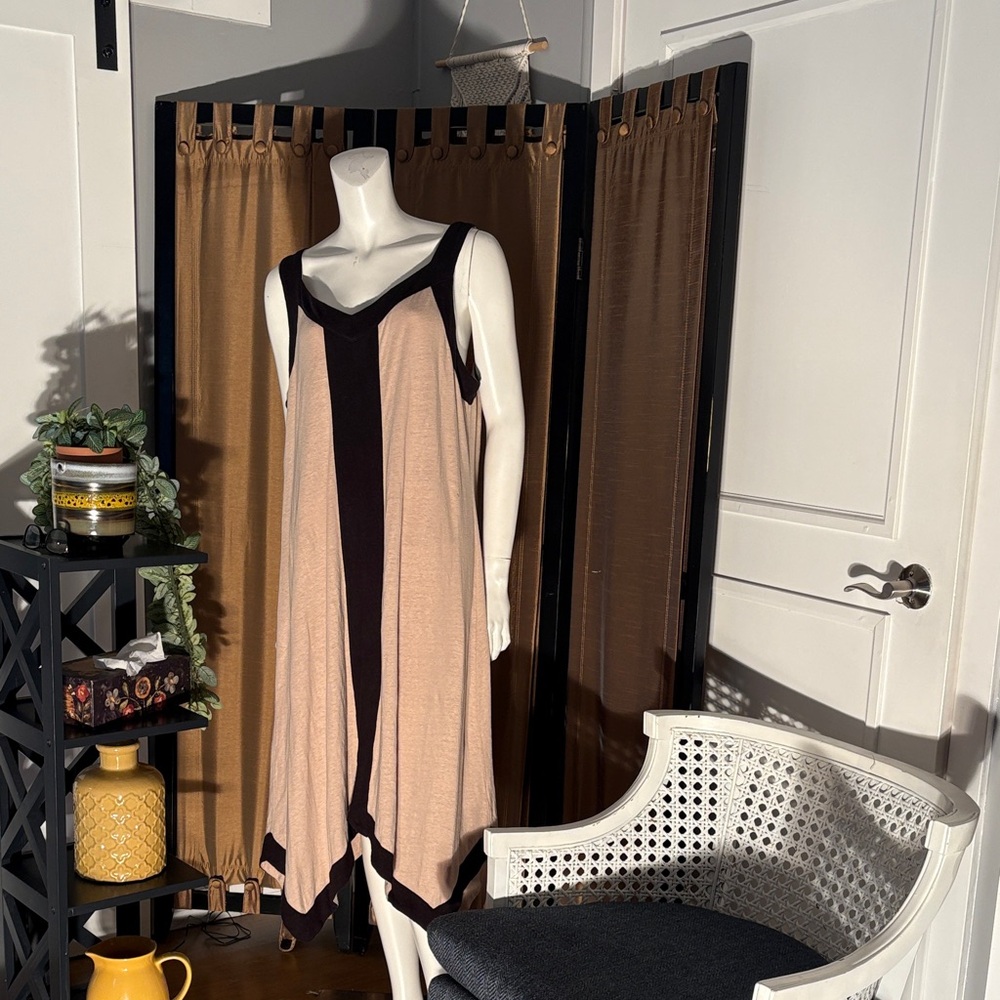 Sleeveless Colorblock Midi Dress in Tan and Black